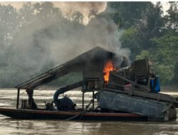 Polsek Kuantan Mudik Musnahkan Satu Unit Rakit PETI di Aliran Sungai Batang Kuantan Desa Saik