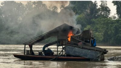 Polsek Kuantan Mudik Musnahkan Satu Unit Rakit PETI di Aliran Sungai Batang Kuantan Desa Saik
