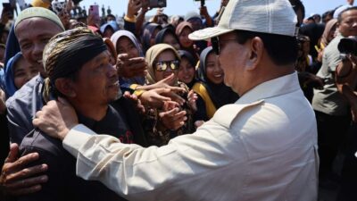 Prabowo Tiba di Pangandaran, Warga Sambut Antusias Minta Tanda Tangan
