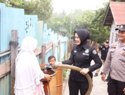 Jelang HUT Humas Polri Ke-72, Bid Humas Polda Riau Menyalurkan Air Bersih kepada Masyarakat Kelurahan Bencah Lesung