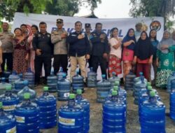 Menyambut HUT Humas Polri Ke 72, Polresta Pekanbaru Gelar Aksi Bagi – Bagi Air Minum