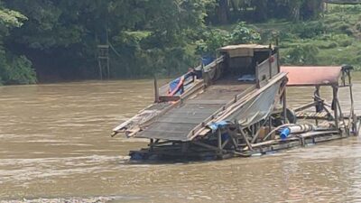 Respon Cepat, Polsek Benai Musnahkan 4 Unit Rakit PETI di Sungai Batang Kuantan