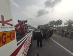Hantam Tronton, Dua Penumpang Minibus Tewas Ditempat