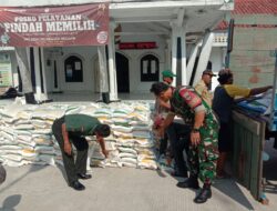 Naiknya Harga Sembako, Babinsa Koramil 01 Tambun Dampingi Pendistribusian Bantuan Beras