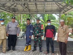 Basmi Nyamuk di Sekolah SDN 01 Cibarusah, Babinsa Dampingi Fogging