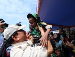 Prabowo Gendong dan Beri Ciuman ke Tentara Cilik Anak-Anak di Mimika Papua