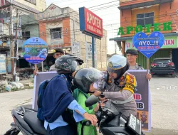 Gelorakan Budaya Tertib Lalu Lintas, Kasat Lantas Polres Pelalawan Beri Reward Kepada Pengendara Sepeda Motor