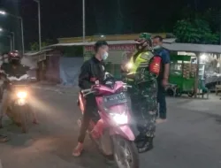 Cegah Tawuran Warga Polsek Bersama  Koramil 11 Pebayuran Gelar Patroli Malam
