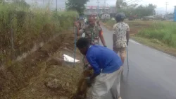 Babinsa Timika Bersama Warga Gotong Royong Bersihkan Jalan