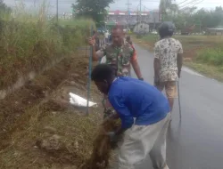 Babinsa Timika Bersama Warga Gotong Royong Bersihkan Jalan