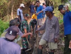 Babinsa Kertasari Bantu Masyarakat Gotong Royong Bersihkan Saluran Air
