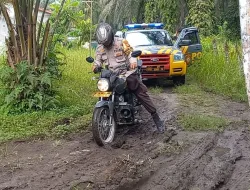 Tempuh Medan Ekstrem, Polsek Bukit Kapur Antar Bantuan ke Lansia Kategori Kurang Mampu