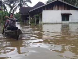 Terjang Hujan dan Banjir, Polwan Polisi RW Sapa dan Laksanakan Trauma Healing Masyarakat Korban Banjir