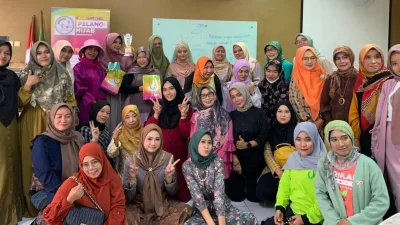 Bila Berhijab Memuliakanmu, maka Membaca Memperkaya Wawasanmu