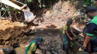 TNI Satgas Pamtas RI-Malaysia Yonarmed 10 Bradjamusti Bersama Warga Perbaiki Bendungan Sungai di Perbatasan
