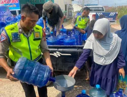 Dalam Rangka Cooling System, Satlantas Polres Pelalawan Berbagi Air Bersih di Desa Makmur