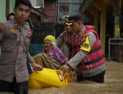 AKBP Budi Setiyono Turun Langsung Evakuasi 2 Lansia di Desa Babussalam