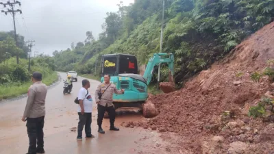 Gandeng Dinas PUPR, Kapolsek XIII Koto Kampar Pimpin Pembersihan Material Longsor di Jalan Lintas Sumbar-Riau KM 97-98 Desa Tanjung Alai