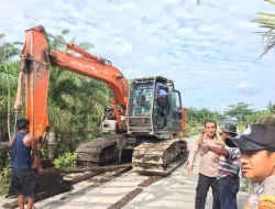 Gotong Royong Bersama Warga, Kapolsek Siak Kecil Mandi Keringat Bersihkan Kanal di Sungai Linau Wujudkan Pemilu Damai 2024