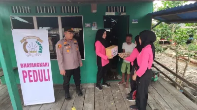 Gelar Jumat Barokah, Polsek Concong Bersama Bhayangkari Peduli Berbagi Kebahagiaan