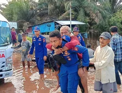 Cooling System Jelang Pemilu 2024, Kasat Polairud Polres Siak Evakuasi Lansia Sakit Terkena Dampak Banjir