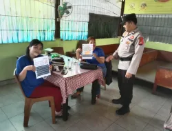 Kunjungi Tempat Keramaian, Sat Binmas Polres Dumai Bagikan Brosur Himbauan Kamtibmas