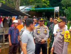 Kapolres Kampar Dampingi Danrem 031/ Wira Bima Tinjau dan Beri Bantuan Kepada Masyarakat Terdampak Banjir
