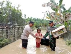 Peduli Korban Banjir, Sat Binmas Polres Kuansing Berikan Bantuan Sembako ke Masyarakat
