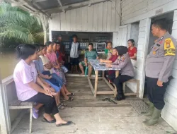 Terobos Banjir di Desa Petapahan, Kapolsek Tapung Sampaikan Cooling System Pemilu Damai 2024