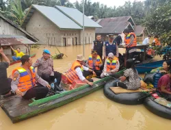 Bukti Kehadiran Polri di Tengah Masyarakat, Kapolres Kuansing Beserta Jajaran Beri Bantuan Warga Terdampak Banjir