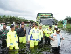 Serahkan Bantuan, Kapolda Riau Tinjau Lokasi Banjir dan Masyarakat Terdampak