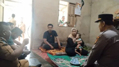 Kapolsek XIII Koto Kampar Berinisiatif Bawa Anak Penderita Stunting di Desa Pongkai Tabing ke Rumah Sakit