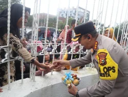 Aksi Humanis Kapolresta Pekanbaru, Bagikan Buah dan Minuman Kepada Peserta Unjuk Rasa