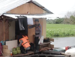 Pro Aktif Team Kesehatan Polres Pelalawan Datangi dan Lakukan Pemeriksaan Kesehatan Warga yang Terisolir Akibat Banjir