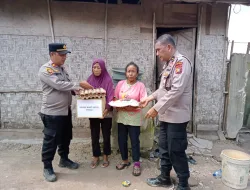 Polsek Bukit Kapur Tempuh Jalan Tanah Licin dan Berlumpur Antar Sembako Untuk Warga