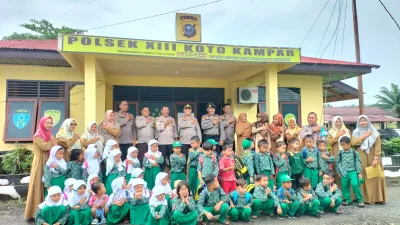Mengenal Sejak Dini Tugas Polisi, Anak UPT TK Negeri Pembina 01 Kunjungi Mapolsek XIII Koto Kampar