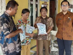 Lurah Kertasari Terjun Langsung Distribusikan Bantuan Beras