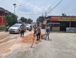 Peduli Kelancaran Pemilu Damai, Kapolsek Tambang Timbun Jalan Berlobang