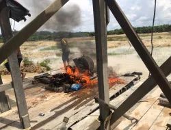 Personil Gabungan Polres Kuansing dan Polsek Benai Musnahkan 17 Unit Rakit PETI