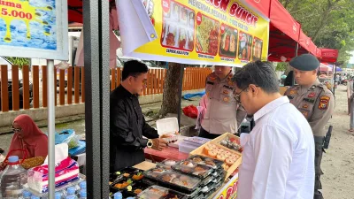 Sat Samapta Polresta Pekanbaru Berikan Pengamanan Kepada Masyarakat Yang Berburu Takjil
