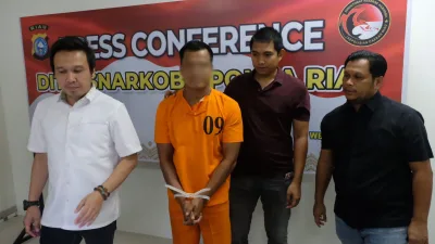 Ditresnarkoba Polda Riau Grebek Rumah di Panger, Puluhan Butir Pil Extasi Diamankan