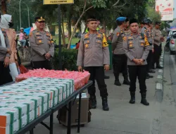 Kapolres Kampar Bersama PJU Berbagi Takjil di Pos Pam Lapangan Merdeka