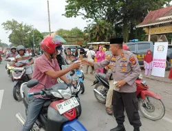 Kapolsek dan Ketua Bhayangkari Ranting Bukit Raya Bagi-Bagi Takjil Gratis ke Pengendara 