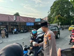 Polsek Limapuluh Bagikan Takjil Gratis Kepada Pengendara