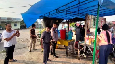 Tinjau Pasar Takjil, AKP Sumaryadi Beli Masakan Khas XIII Koto Kampar