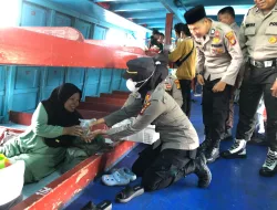 Polsek Kawasan Pelabuhan Bagikan 100 Takjil Gratis di Area Pelabuhan Sungai Duku