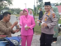 Kapolsek bersama Keluarga Besar Polsek Siak Hulu Berbagi 100 Takjil Kepada Pengguna Jalan dan Berbuka Puasa Bersama