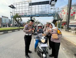 Gelar Ramadhan Berkah, Satlantas Polres Pelalawan Berbagi Takjil Kepada Pengguna Jalan di Kota Pangkalan Kerinci
