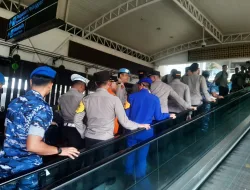 Kapolresta Pekanbaru Dampingi Kapolda Riau Dalam Peninjauan Posko Arus Mudik 2024 di Bandara SSQ II