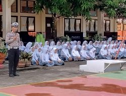 Polres Kuansing dan Indonesia Safety Driving Center (ISDC) Gelar Police Goes To School di SMAN 1 Kuantan Mudik